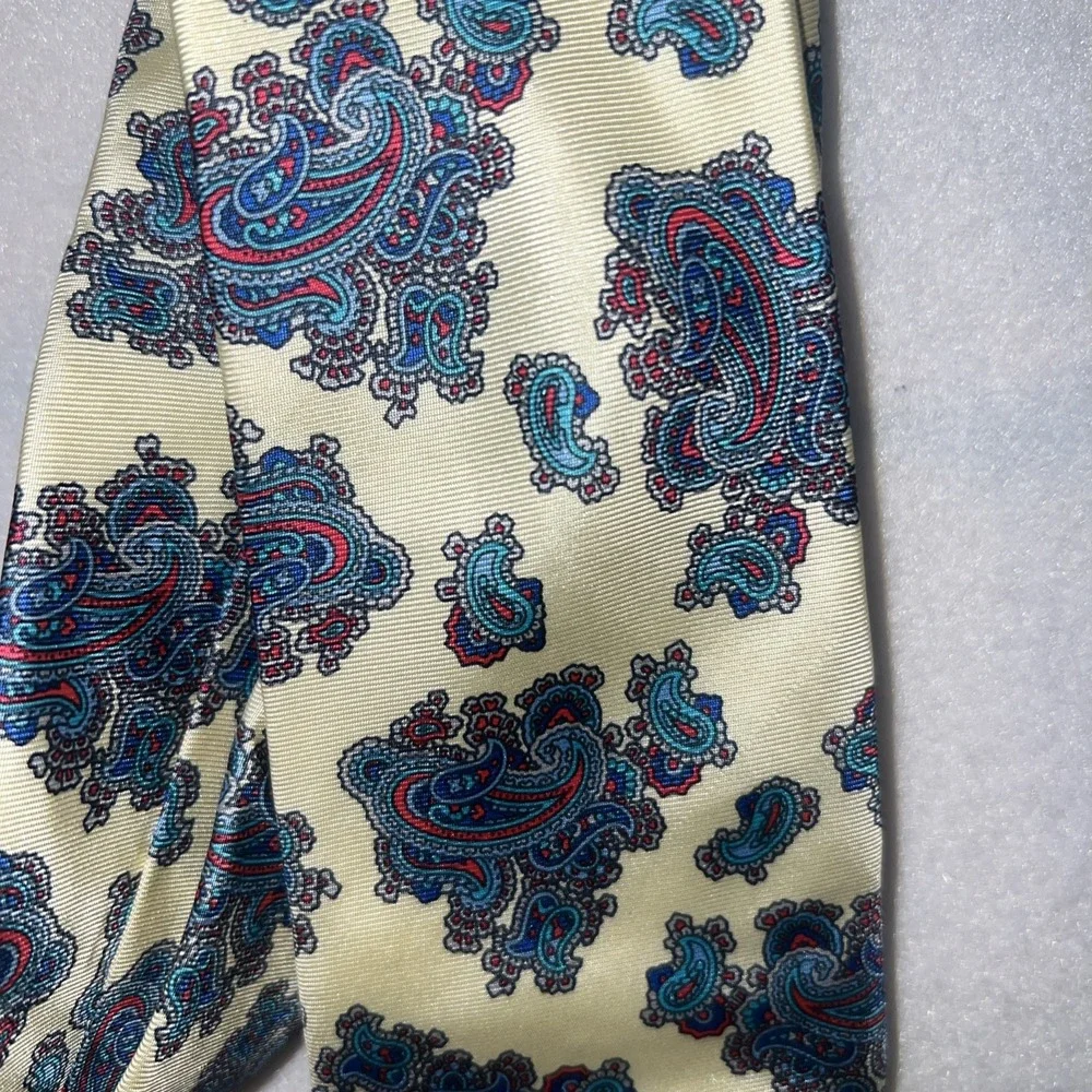 Geoffrey Beene Mens Tie Blue Multi Color Paisley 100% Silk